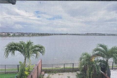 Townhouse in Miami Lakes, Florida 3 bedrooms, 147.34 sq.m. № 1955893 - photo 27