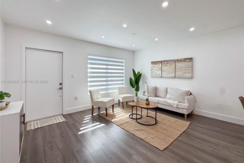House in Miami, Florida 4 bedrooms № 2022088 - photo 4