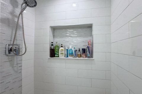 House in Miami, Florida 4 bedrooms № 2022088 - photo 19