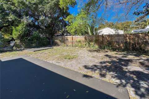 House in Miami, Florida 4 bedrooms № 2022088 - photo 24