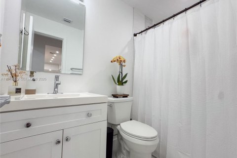 House in Miami, Florida 4 bedrooms № 2022088 - photo 18