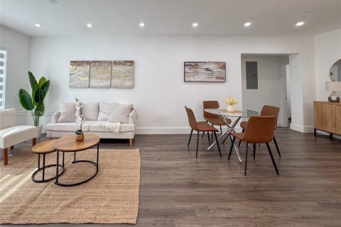 House in Miami, Florida 4 bedrooms № 2022088 - photo 6