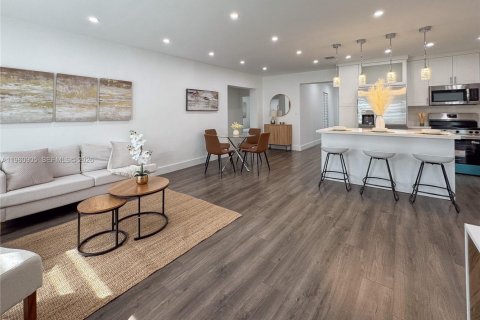 House in Miami, Florida 4 bedrooms № 2022088 - photo 5