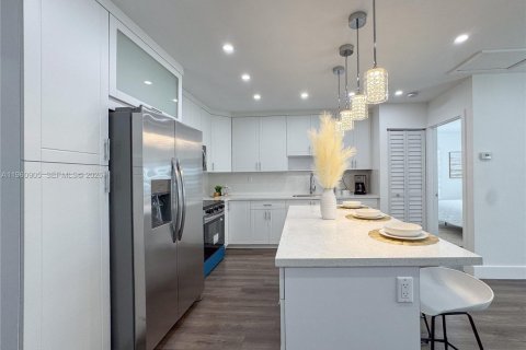 House in Miami, Florida 4 bedrooms № 2022088 - photo 11