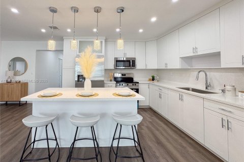 House in Miami, Florida 4 bedrooms № 2022088 - photo 8