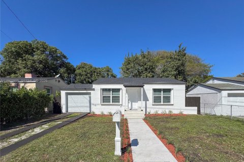 House in Miami, Florida 4 bedrooms № 2022088