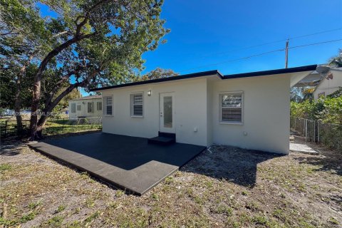 House in Miami, Florida 4 bedrooms № 2022088 - photo 23