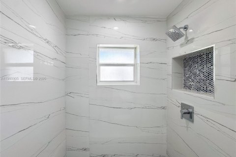 House in Miami, Florida 4 bedrooms № 2022088 - photo 22