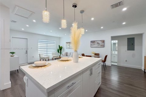 House in Miami, Florida 4 bedrooms № 2022088 - photo 10