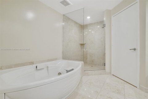 Condo in Sunny Isles Beach, Florida, 2 bedrooms  № 1794701 - photo 14