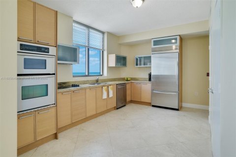 Condo in Sunny Isles Beach, Florida, 2 bedrooms  № 1794701 - photo 22