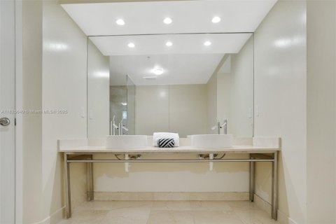 Condo in Sunny Isles Beach, Florida, 2 bedrooms  № 1794701 - photo 16