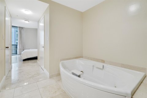 Condo in Sunny Isles Beach, Florida, 2 bedrooms  № 1794701 - photo 17