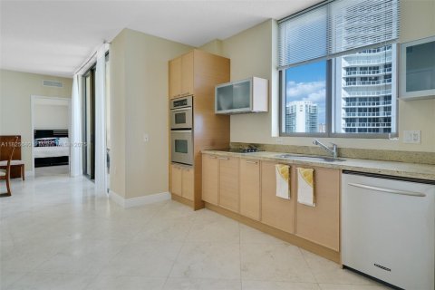 Condo in Sunny Isles Beach, Florida, 2 bedrooms  № 1794701 - photo 25