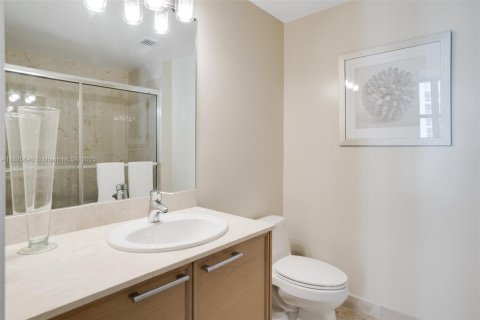 Condo in Sunny Isles Beach, Florida, 2 bedrooms  № 1794701 - photo 29