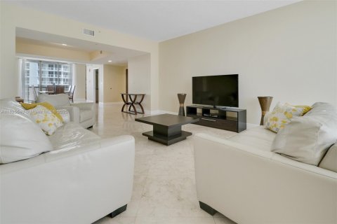 Condo in Sunny Isles Beach, Florida, 2 bedrooms  № 1794701 - photo 18