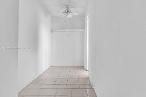 Condominio en alquiler en Hallandale Beach, Florida, 1 dormitorio, 64.1 m2 № 2026307 - foto 10