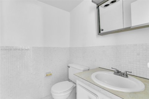 Condominio en alquiler en Hallandale Beach, Florida, 1 dormitorio, 64.1 m2 № 2026307 - foto 9