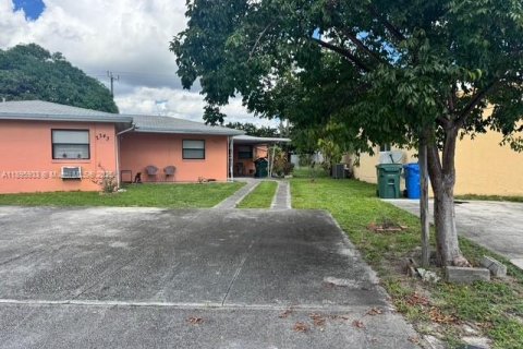 Commercial property in Oakland Park, Florida 206.34 sq.m. № 1948976 - photo 2