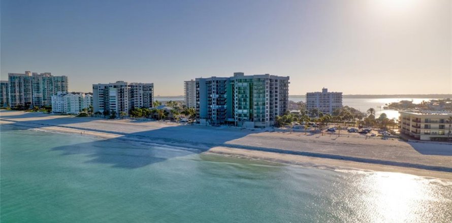 Condo in Clearwater, Florida, 2 bedrooms  № 2142359