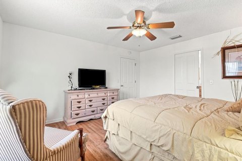House in The Villages, Florida 3 bedrooms, 129.32 sq.m. № 2295087 - photo 17