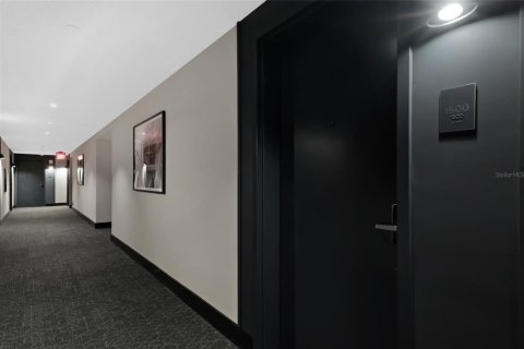 Condo in Miami, Florida, 1 bedroom  № 2211885 - photo 6