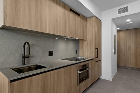 Condo in Miami, Florida, 1 bedroom  № 2211885 - photo 11