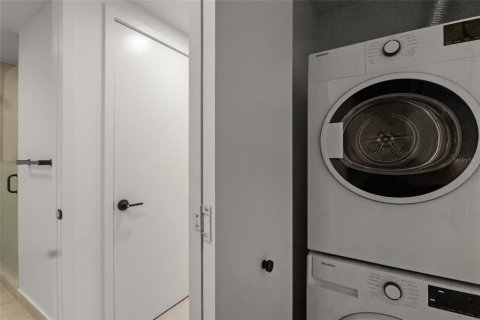 Condo in Miami, Florida, 1 bedroom  № 2211885 - photo 14