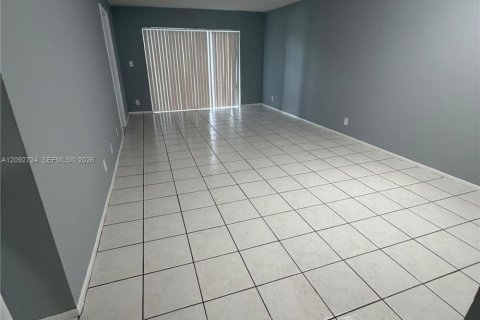 Copropriété à louer à Tamarac, Floride: 2 chambres, 88.16 m2 № 2377153 - photo 4