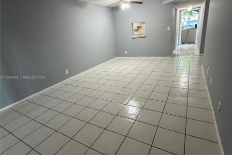 Copropriété à louer à Tamarac, Floride: 2 chambres, 88.16 m2 № 2377153 - photo 5
