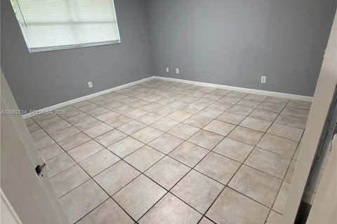Copropriété à louer à Tamarac, Floride: 2 chambres, 88.16 m2 № 2377153 - photo 6