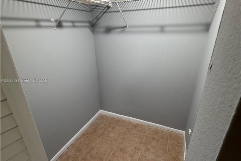 Copropriété à louer à Tamarac, Floride: 2 chambres, 88.16 m2 № 2377153 - photo 13