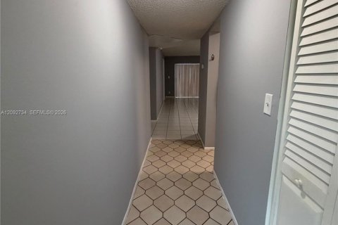 Copropriété à louer à Tamarac, Floride: 2 chambres, 88.16 m2 № 2377153 - photo 3