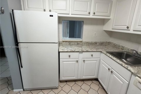 Copropriété à louer à Tamarac, Floride: 2 chambres, 88.16 m2 № 2377153 - photo 2