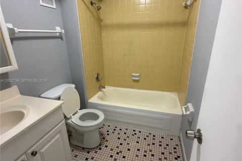 Copropriété à louer à Tamarac, Floride: 2 chambres, 88.16 m2 № 2377153 - photo 12