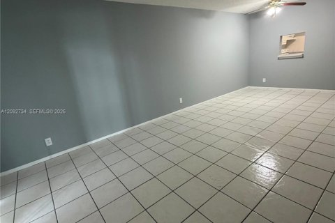 Copropriété à louer à Tamarac, Floride: 2 chambres, 88.16 m2 № 2377153 - photo 8