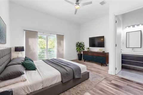 Casa en venta en Miami, Florida, 4 dormitorios, 207.92 m2 № 1952380 - foto 11