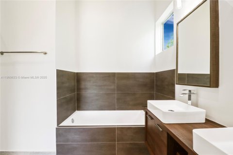 Casa en venta en Miami, Florida, 4 dormitorios, 207.92 m2 № 1952380 - foto 20