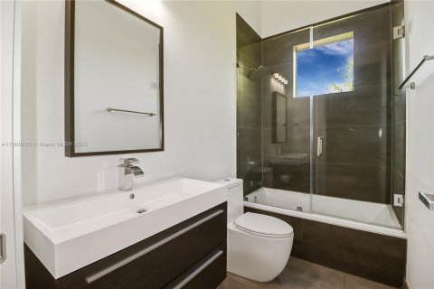 Casa en venta en Miami, Florida, 4 dormitorios, 207.92 m2 № 1952380 - foto 22