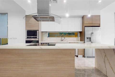 Casa en venta en Miami, Florida, 4 dormitorios, 207.92 m2 № 1952380 - foto 5