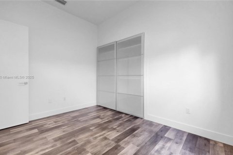 Casa en venta en Miami, Florida, 4 dormitorios, 207.92 m2 № 1952380 - foto 19