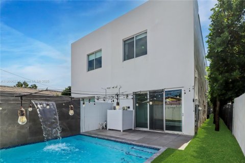 Casa en venta en Miami, Florida, 4 dormitorios, 207.92 m2 № 1952380 - foto 2