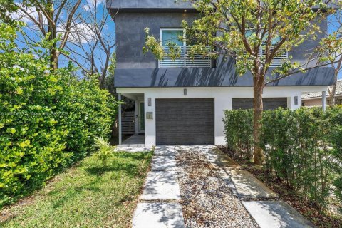 Casa en venta en Miami, Florida, 4 dormitorios, 207.92 m2 № 1952380 - foto 1