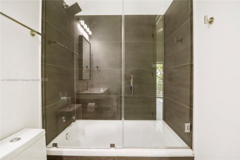 Casa en venta en Miami, Florida, 4 dormitorios, 207.92 m2 № 1952380 - foto 13
