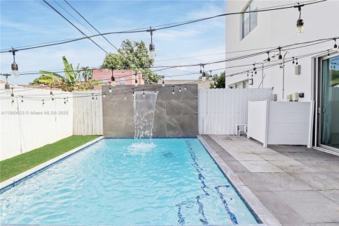 Casa en venta en Miami, Florida, 4 dormitorios, 207.92 m2 № 1952380 - foto 3