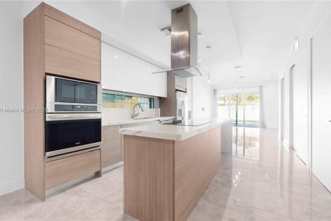 Casa en venta en Miami, Florida, 4 dormitorios, 207.92 m2 № 1952380 - foto 6