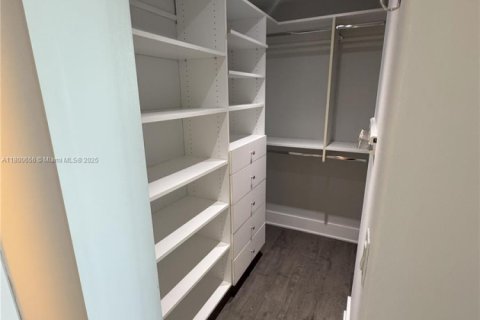 Condo in Miami Beach, Florida, 2 bedrooms  № 1685952 - photo 16