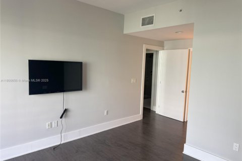 Condo in Miami Beach, Florida, 2 bedrooms  № 1685952 - photo 18