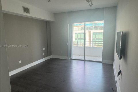 Condo in Miami Beach, Florida, 2 bedrooms  № 1685952 - photo 12