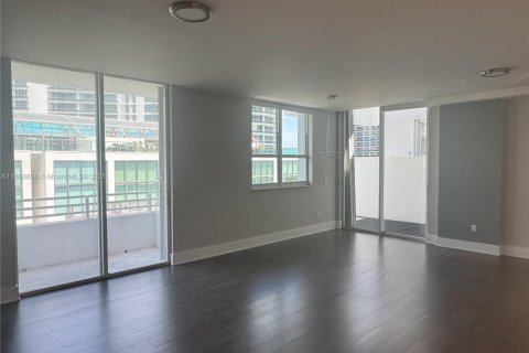 Condo in Miami Beach, Florida, 2 bedrooms  № 1685952 - photo 9